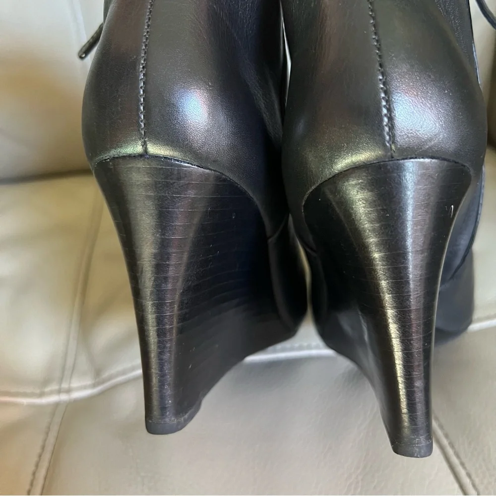 Tory Burch Black Leather Lowell Wedge Ankle Boots Sz 8.5 Classic Chic Minimalist